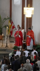 Weihbischof Paul begrüßt die Firmlinge