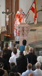 Diakon Völker begrüßt den Weihbischof