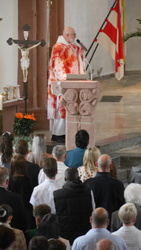 Diakon Völker begrüßt den Weihbischof Diakon Völker begrüßt den Weihbischof