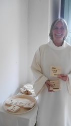 PR Katja Roth verteilt zum Abschluss Erinnungsstücke